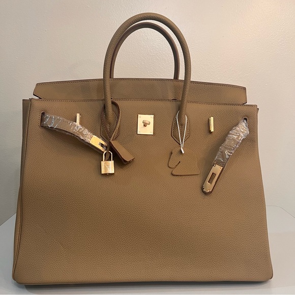 40cm Classic Leather Handbag with Gold Details - Picture 5 of 7